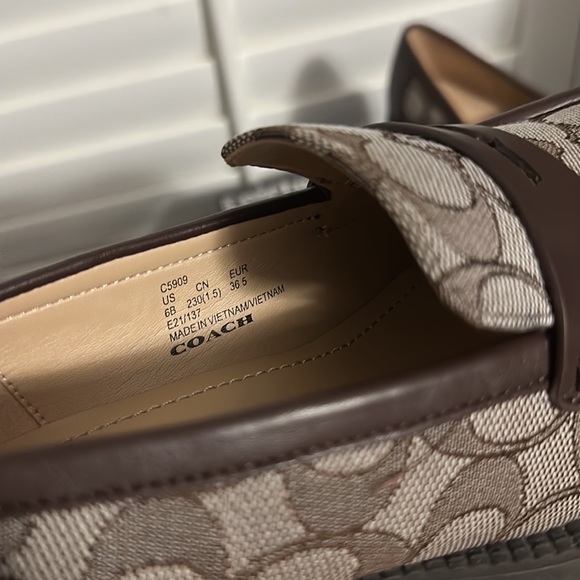 Coach Cora Loafer in the brown jacquard print size 6. - Picture 9 of 10
